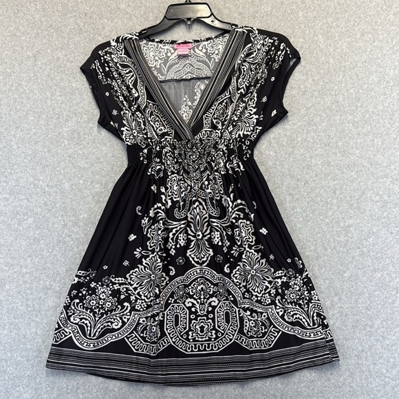 she scool Dresses & Skirts - Black and White Patterned Dress